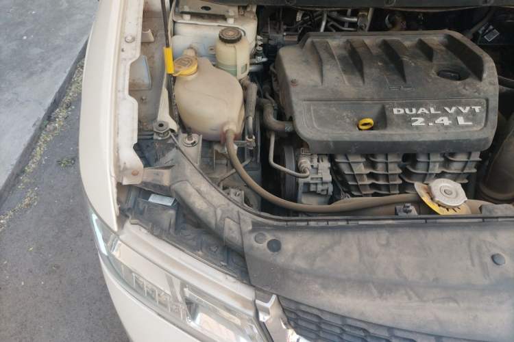 Used Dodge Journey 2013 2.4L Two-Wheel Drive Luxury Version Engine Bay Right