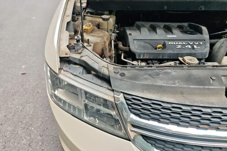 Used Dodge Journey 2013 2.4L Two-Wheel Drive Luxury Version Engine Bay Right