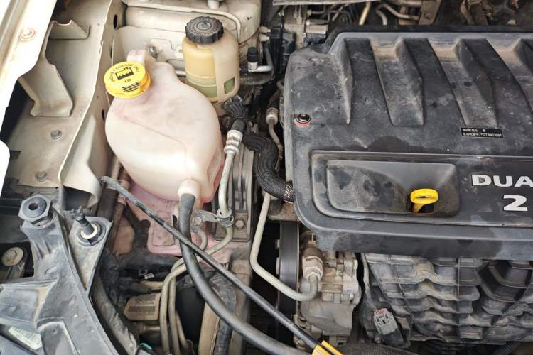 Used Dodge Journey 2013 2.4L Two-Wheel Drive Luxury Version Engine Bay Right