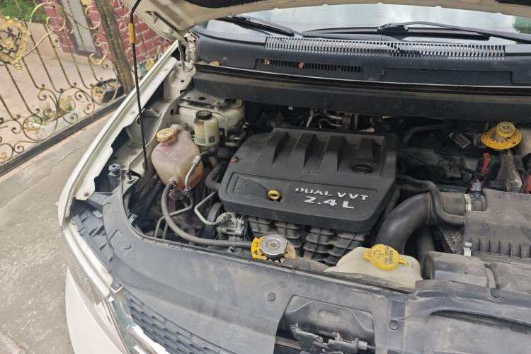 Used Dodge Journey 2013 2.4L Two-Wheel Drive Luxury Version Engine Bay Right