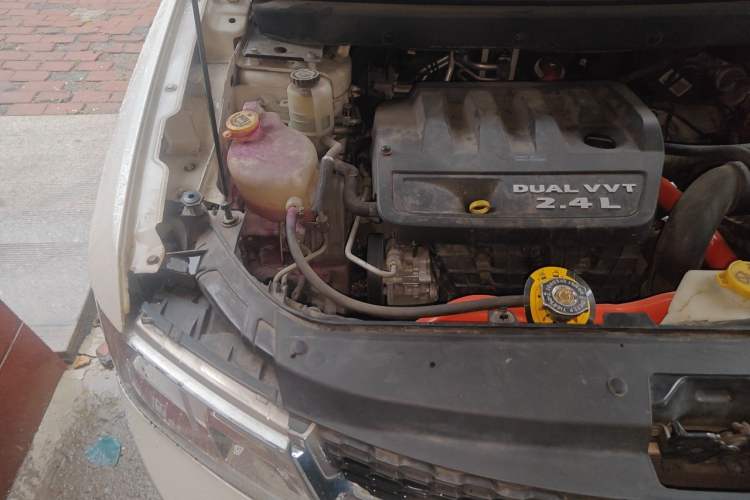 Used Dodge Journey 2013 2.4L Two-Wheel Drive Luxury Version Engine Bay Right