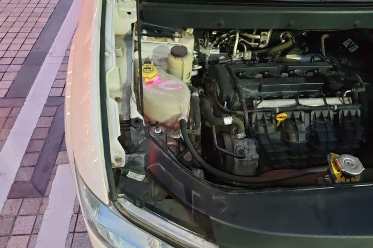 Used Dodge Journey 2013 2.4L Two-Wheel Drive Luxury Version Engine Bay Right