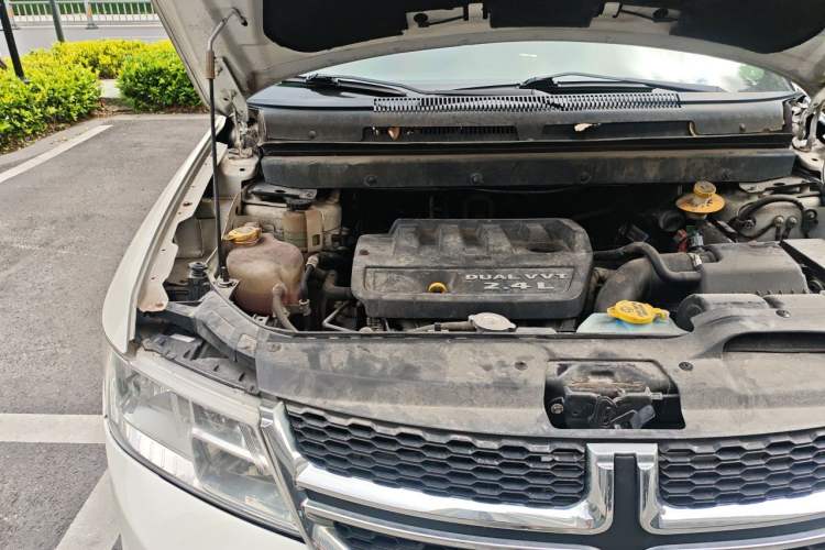 Used Dodge Journey 2013 2.4L Two-Wheel Drive Luxury Version Engine Bay Right