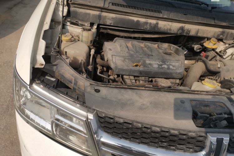 Used Dodge Journey 2013 2.4L Two-Wheel Drive Luxury Version Engine Bay Right
