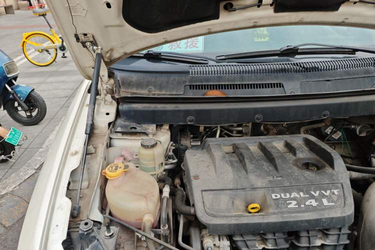 Used Dodge Journey 2013 2.4L Two-Wheel Drive Luxury Version Engine Bay Right