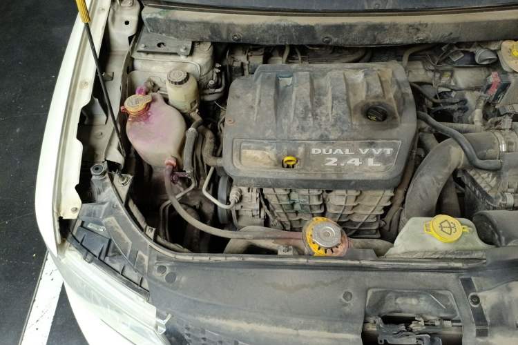 Used Dodge Journey 2013 2.4L Two-Wheel Drive Luxury Version Engine Bay Right