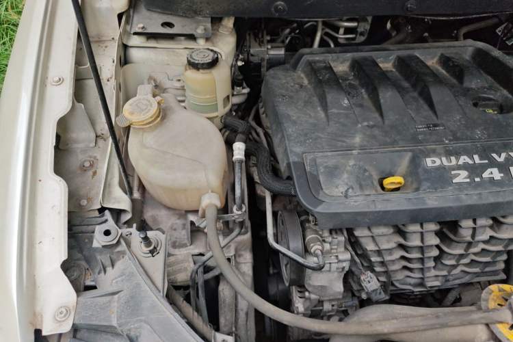 Used Dodge Journey 2013 2.4L Two-Wheel Drive Luxury Version Engine Bay Right