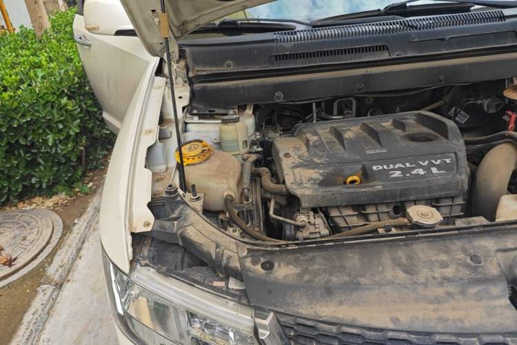 Used Dodge Journey 2013 2.4L Two-Wheel Drive Luxury Version Engine Bay Right