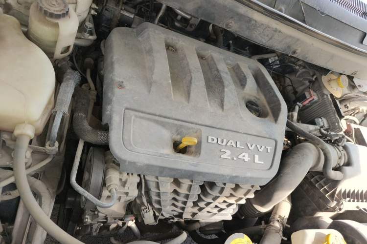 Used Dodge Journey 2013 2.4L Two-Wheel Drive Luxury Version Engine Bay Right