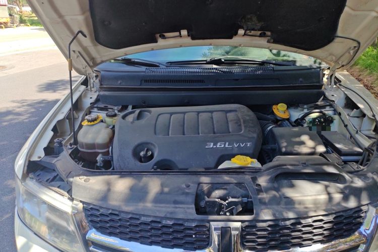 Used Dodge Journey 2013 3.6L Four-Wheel Drive Flagship Edition Engine Bay Right