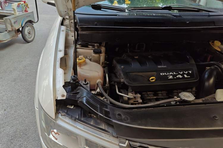 Used Dodge Journey 2013 2.4L Two-Wheel Drive Luxury Version Engine Bay Right