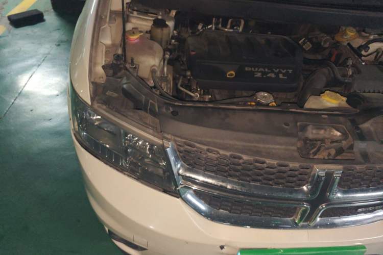 Used Dodge Journey 2013 2.4L Two-Wheel Drive Luxury Version Engine Bay Right