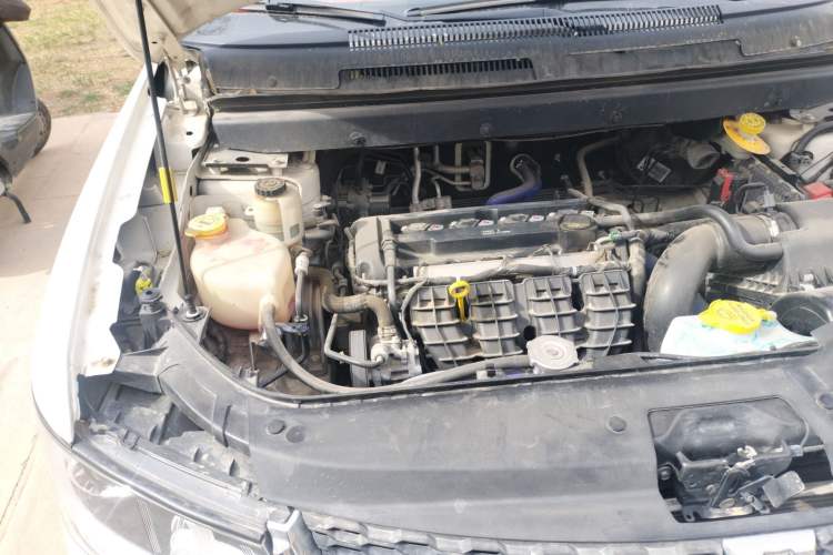 Used Dodge Journey 2013 2.4L Two-Wheel Drive Luxury Version Engine Bay Right