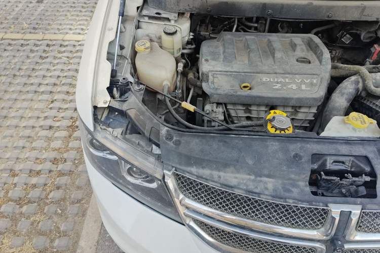 Used Dodge Journey 2013 2.4L Two-Wheel Drive Luxury Version Engine Bay Right