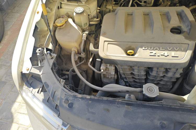 Used Dodge Journey 2013 2.4L Two-Wheel Drive Luxury Version Engine Bay Right