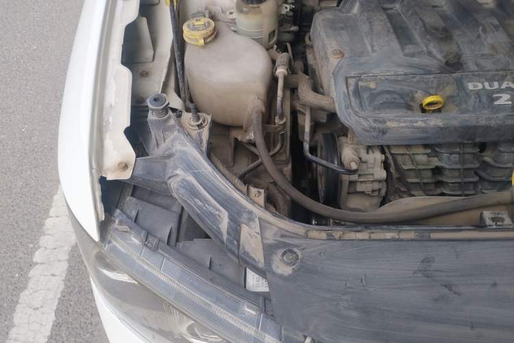 Used Dodge Journey 2013 2.4L Two-Wheel Drive Luxury Version Engine Bay Right