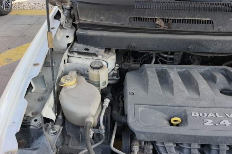 Used Dodge Journey 2013 2.4L Two-Wheel Drive Luxury Version Engine Bay Right