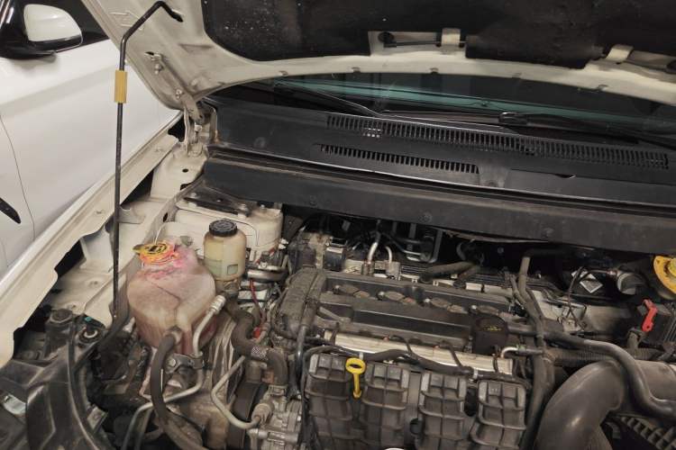 Used Dodge Journey 2013 2.4L Two-Wheel Drive Luxury Version Engine Bay Right