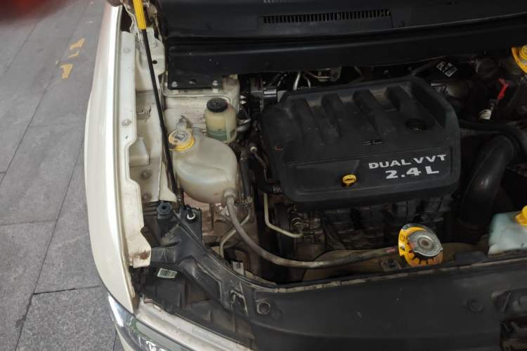 Used Dodge Journey 2013 2.4L Two-Wheel Drive Luxury Version Engine Bay Right