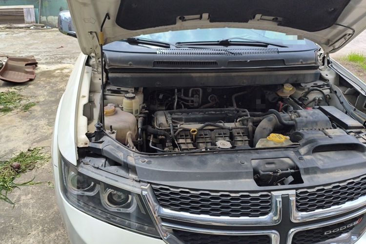 Used Dodge Journey 2013 2.4L Two-Wheel Drive Luxury Version Engine Bay Right