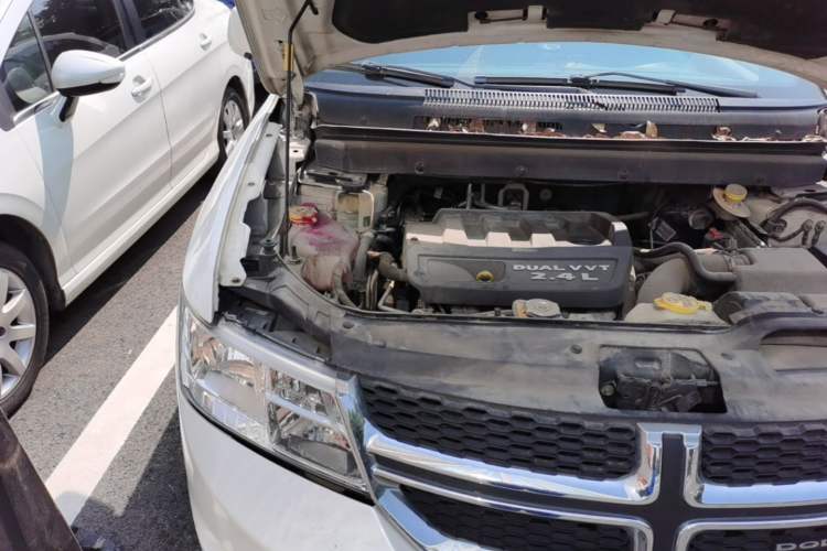Used Dodge Journey 2013 2.4L Two-Wheel Drive Luxury Version Engine Bay Right