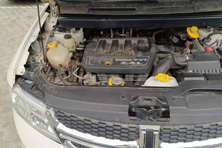 Used Dodge Journey 2013 2.4L Two-Wheel Drive Luxury Version Engine Bay Right