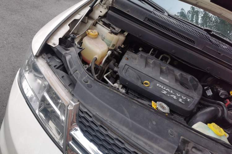 Used Dodge Journey 2013 2.4L Two-Wheel Drive Luxury Version Engine Bay Right