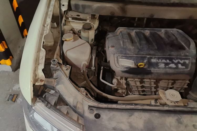 Used Dodge Journey 2013 2.4L Two-Wheel Drive Luxury Version Engine Bay Right