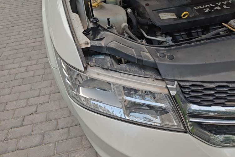 Used Dodge Journey 2013 2.4L Two-Wheel Drive Luxury Version Engine Bay Right