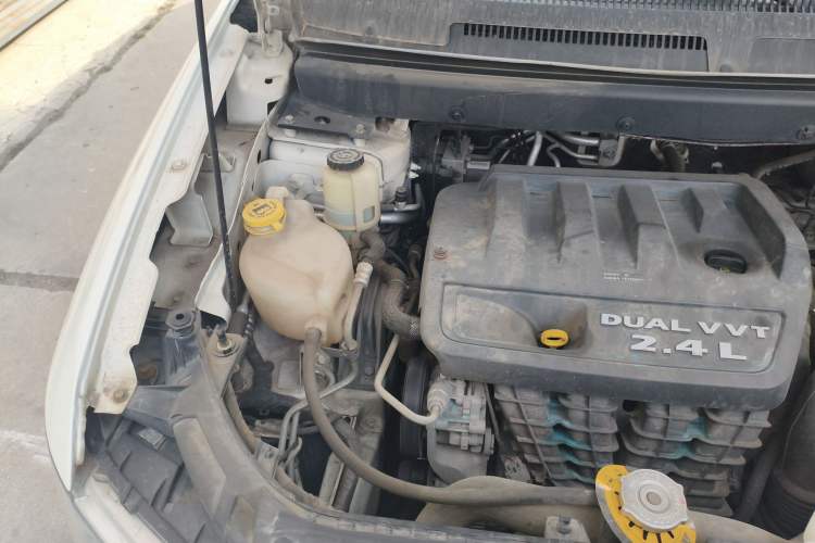 Used Dodge Journey 2013 2.4L Two-Wheel Drive Luxury Version Engine Bay Right