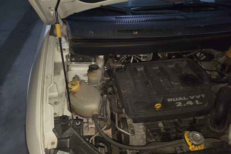 Used Dodge Journey 2013 2.4L Two-Wheel Drive Luxury Version Engine Bay Right