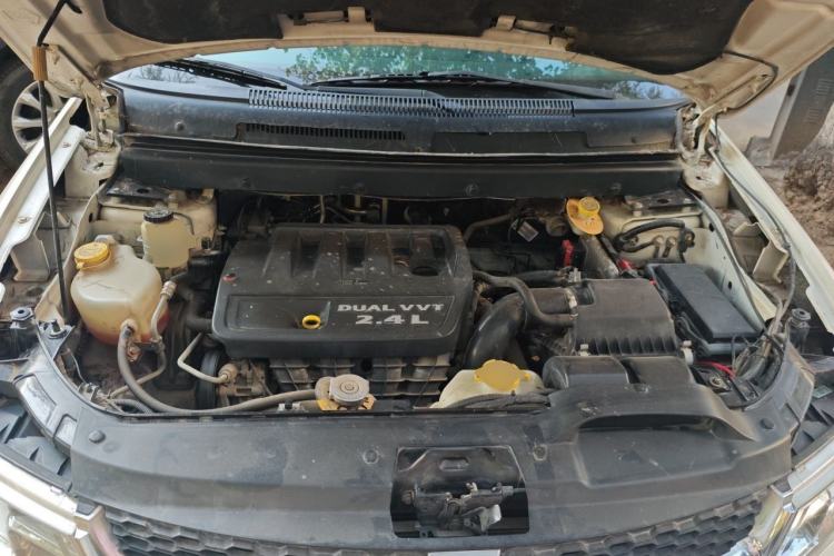 Used Dodge Journey 2013 2.4L Two-Wheel Drive Luxury Version Engine Bay