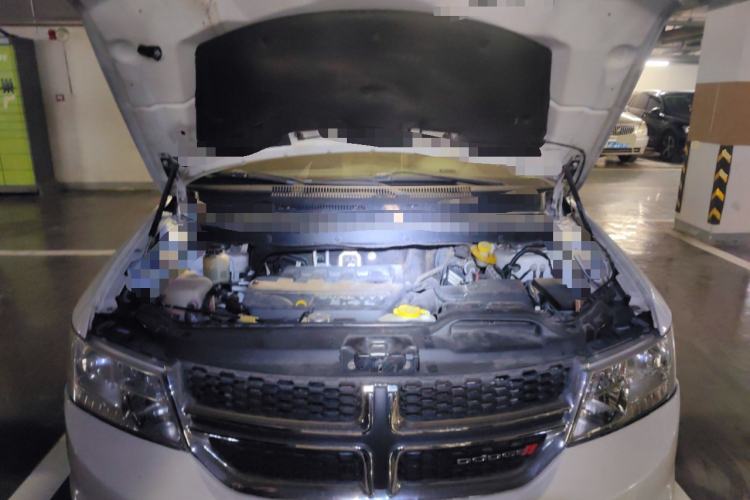 Used Dodge Journey 2013 2.4L Two-Wheel-Drive Smart Edition Engine Bay