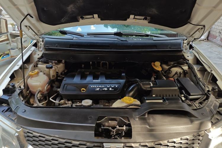 Used Dodge Journey 2013 2.4L Two-Wheel Drive Luxury Version Engine Bay