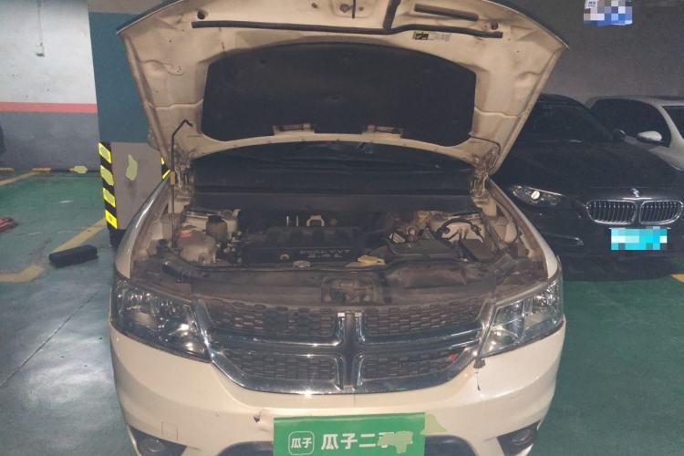 Used Dodge Journey 2013 2.4L Two-Wheel Drive Luxury Version Engine Bay