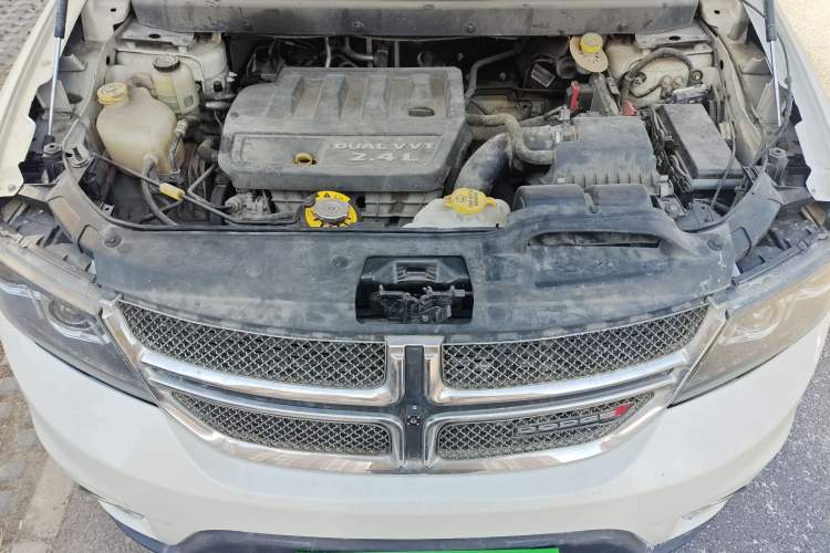 Used Dodge Journey 2013 2.4L Two-Wheel Drive Luxury Version Engine Bay
