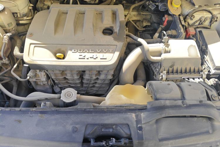 Used Dodge Journey 2013 2.4L Two-Wheel Drive Luxury Version Engine Bay
