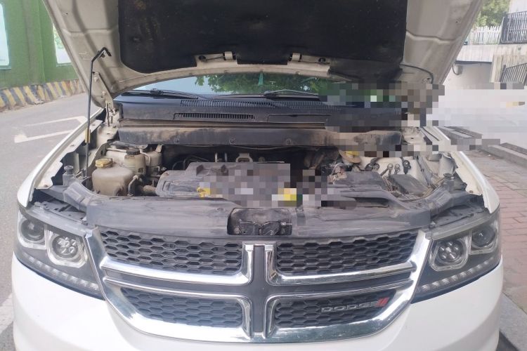 Used Dodge Journey 2013 2.4L Two-Wheel Drive Luxury Version Engine Bay