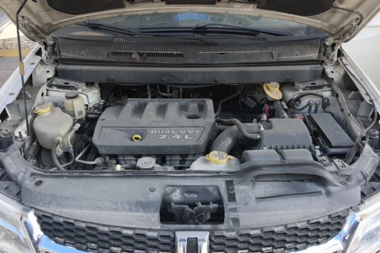 Used Dodge Journey 2013 2.4L Two-Wheel Drive Luxury Version Engine Bay