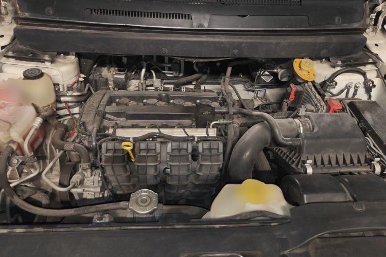 Used Dodge Journey 2013 2.4L Two-Wheel Drive Luxury Version Engine Bay