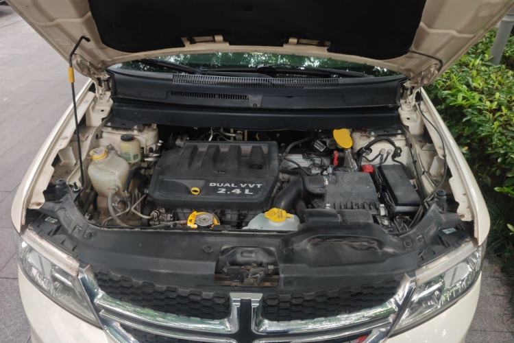 Used Dodge Journey 2013 2.4L Two-Wheel Drive Luxury Version Engine Bay