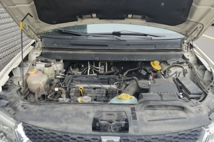 Used Dodge Journey 2013 2.4L Two-Wheel Drive Luxury Version Engine Bay