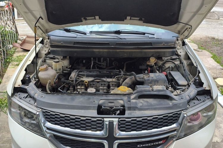 Used Dodge Journey 2013 2.4L Two-Wheel Drive Luxury Version Engine Bay