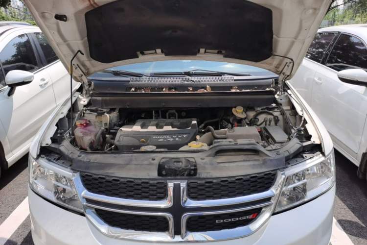Used Dodge Journey 2013 2.4L Two-Wheel Drive Luxury Version Engine Bay