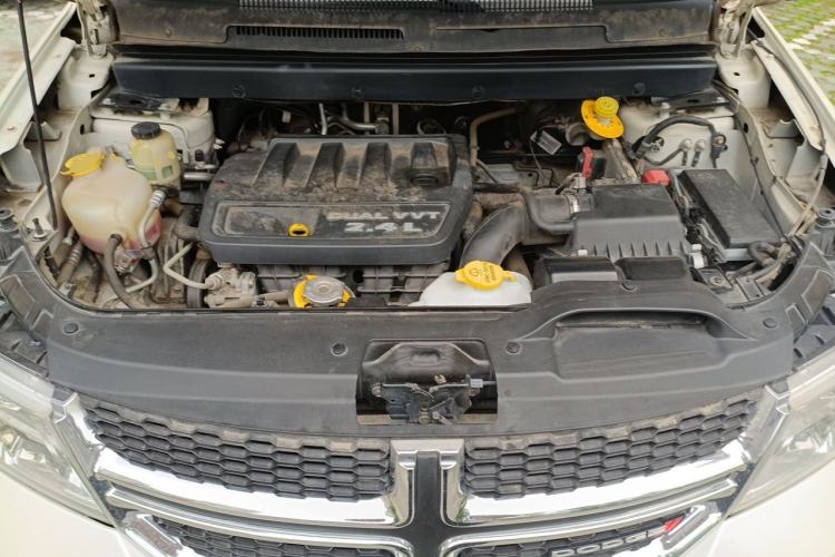 Used Dodge Journey 2013 2.4L Two-Wheel Drive Luxury Version Engine Bay