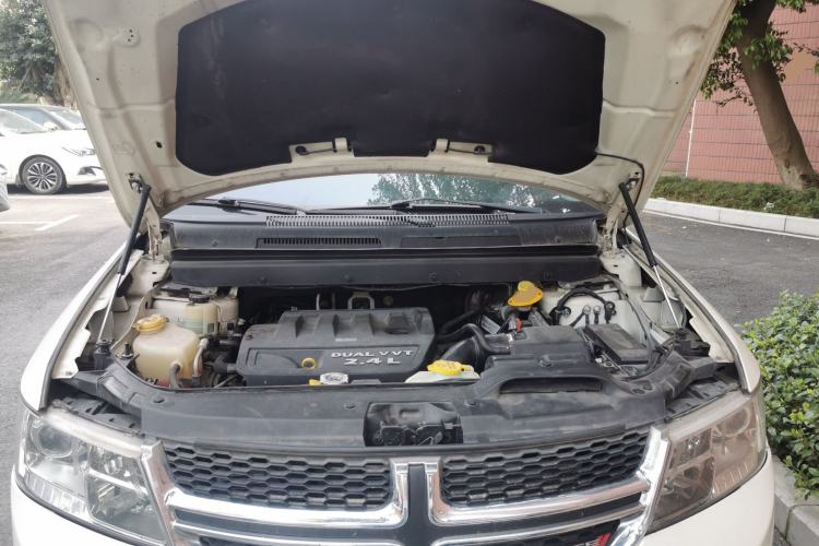Used Dodge Journey 2013 2.4L Two-Wheel Drive Luxury Version Engine Bay