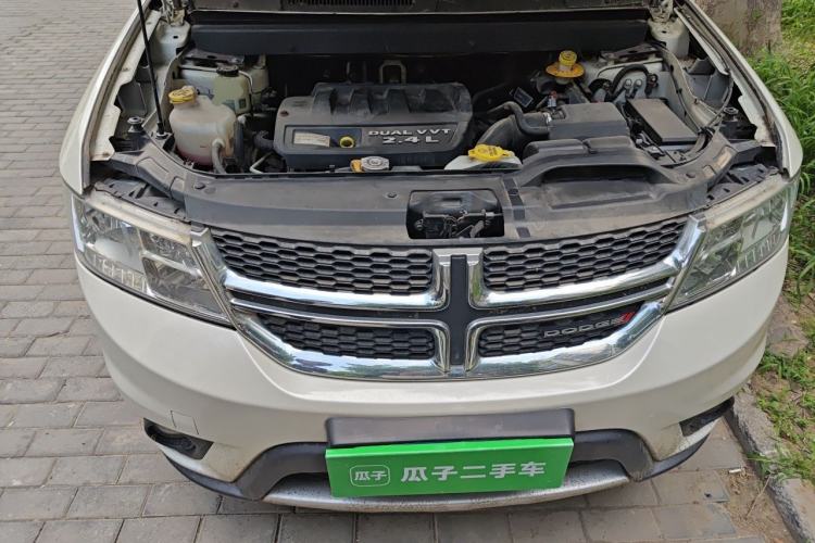 Used Dodge Journey 2013 2.4L Two-Wheel Drive Luxury Version Engine Bay