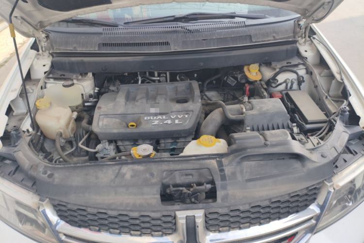 Used Dodge Journey 2013 2.4L Two-Wheel Drive Luxury Version Engine Bay