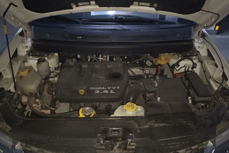 Used Dodge Journey 2013 2.4L Two-Wheel Drive Luxury Version Engine Bay