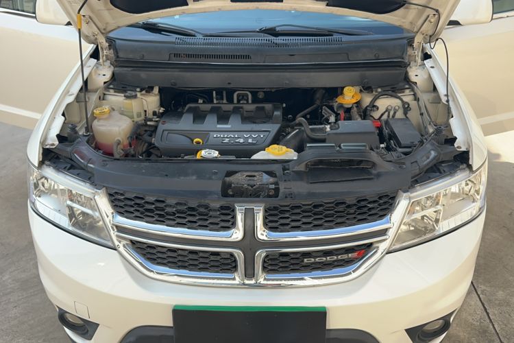 Used Dodge Journey 2013 2.4L Two-Wheel Drive Luxury Version Engine Bay